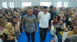Gubernur Sumbar, Mahyeldi Ansharullah saat mendampingi Wamen UMKM RI, Helvi Yuni Moraza, dalam Festival Kemudahan dan Perlindungan Usaha Mikro di Balairung Rumah Dinas Wali Kota Bukittinggi, Jumat (9/10/2026). (Foto: ADPSB)