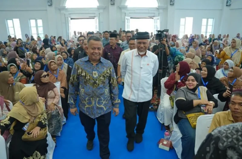 Gubernur Sumbar, Mahyeldi Ansharullah saat mendampingi Wamen UMKM RI, Helvi Yuni Moraza, dalam Festival Kemudahan dan Perlindungan Usaha Mikro di Balairung Rumah Dinas Wali Kota Bukittinggi, Jumat (9/10/2026). (Foto: ADPSB)