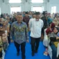 Gubernur Sumbar, Mahyeldi Ansharullah saat mendampingi Wamen UMKM RI, Helvi Yuni Moraza, dalam Festival Kemudahan dan Perlindungan Usaha Mikro di Balairung Rumah Dinas Wali Kota Bukittinggi, Jumat (9/10/2026). (Foto: ADPSB)