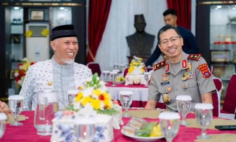 Gubernur Sumbar, Mahyeldi Ansharullah saat menerima kunjungan Kapolda Sumbar Irjen Pol. Jawari di Istana Gubernuran Sumbar, Jumat (16/10/2026). (Foto: Adpsb)