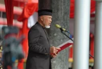 Gubernur Sumbar Mahyeldi saat memimpin upacara peringatan Hari Sumpah Pemuda ke-98 tingkat Provinsi di halaman Kantor Gubernur, Rabu (28/10/2026). (Foto: Adpsb)
