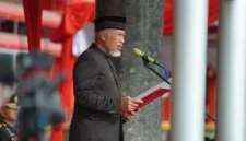 Gubernur Sumbar Mahyeldi saat memimpin upacara peringatan Hari Sumpah Pemuda ke-98 tingkat Provinsi di halaman Kantor Gubernur, Rabu (28/10/2026). (Foto: Adpsb)