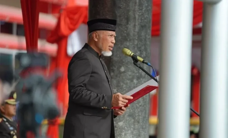Gubernur Sumbar Mahyeldi saat memimpin upacara peringatan Hari Sumpah Pemuda ke-98 tingkat Provinsi di halaman Kantor Gubernur, Rabu (28/10/2026). (Foto: Adpsb)