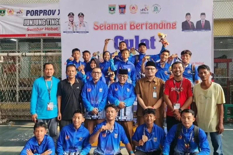 Gulat Pasbar meraih dua emas pertama untuk Kontingen Pasbar pada Porprov XVI Sumbar 2026. (Foto: Diskominfo Pasbar)