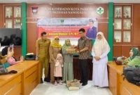 Anggota DPRD Sumbar, Gustami Hidayat menyalurkan bantuan pangan ibu hamil dan keluarga balita di Padang. (Foto: Ist)