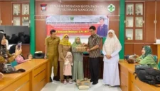 Anggota DPRD Sumbar, Gustami Hidayat menyalurkan bantuan pangan ibu hamil dan keluarga balita di Padang. (Foto: Ist)