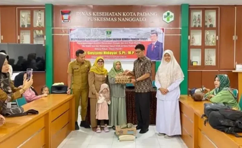 Anggota DPRD Sumbar, Gustami Hidayat menyalurkan bantuan pangan ibu hamil dan keluarga balita di Padang. (Foto: Ist)