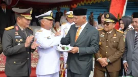 Gubernur Sumbar Mahyeldi menghadiri upacara peringatan HUT ke-81 TNI di RTH Imam Bonjol, Senin (5/10/2026). (Foto: Adpsb)