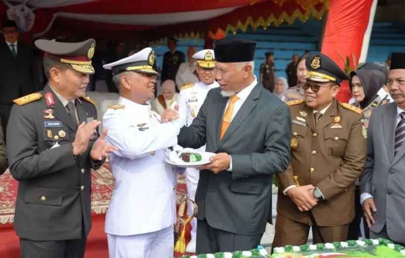 Gubernur Sumbar Mahyeldi menghadiri upacara peringatan HUT ke-81 TNI di RTH Imam Bonjol, Senin (5/10/2026). (Foto: Adpsb)