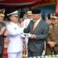 Gubernur Sumbar Mahyeldi menghadiri upacara peringatan HUT ke-81 TNI di RTH Imam Bonjol, Senin (5/10/2026). (Foto: Adpsb)