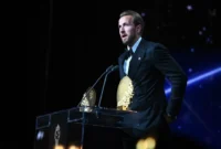 Harry Kane kembali menyabet penghargaan Striker Terbaik 2026 usai tampil ganas bersama Bayern Munich dan Timnas Inggris. (Foto: ballondor.com)