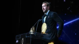 Harry Kane kembali menyabet penghargaan Striker Terbaik 2026 usai tampil ganas bersama Bayern Munich dan Timnas Inggris. (Foto: ballondor.com)