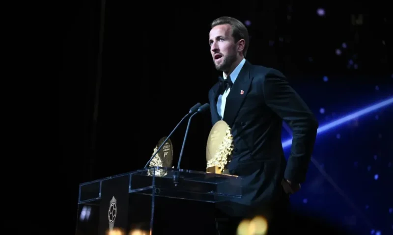 Harry Kane kembali menyabet penghargaan Striker Terbaik 2026 usai tampil ganas bersama Bayern Munich dan Timnas Inggris. (Foto: ballondor.com)