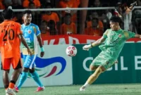 Kiper Semen Padang FC Ikram Algiffari mengalami cedera saat pertandingan melawan PSMS Medan. (Foto: ileague.id)