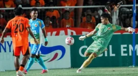 Kiper Semen Padang FC Ikram Algiffari mengalami cedera saat pertandingan melawan PSMS Medan. (Foto: ileague.id)