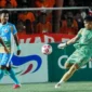 Kiper Semen Padang FC Ikram Algiffari mengalami cedera saat pertandingan melawan PSMS Medan. (Foto: ileague.id)