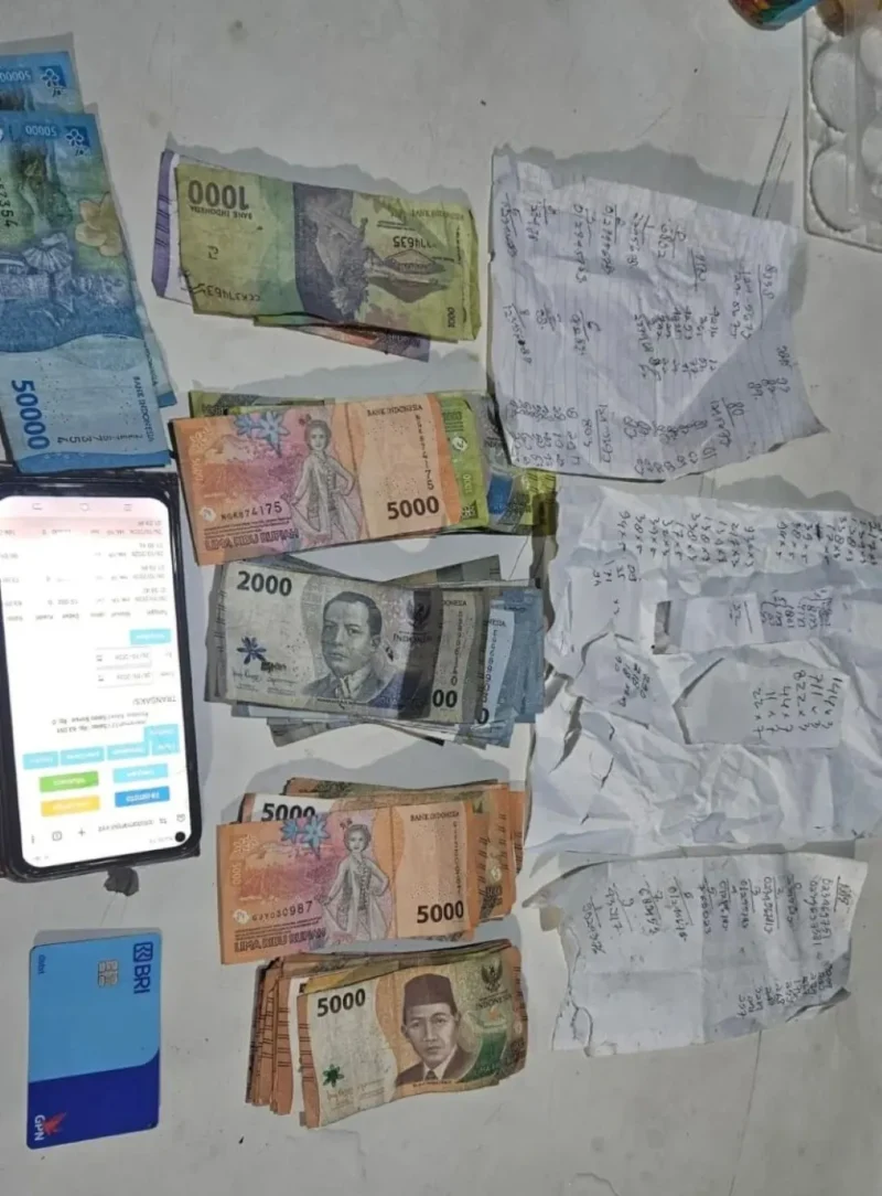Polda Sumbar mengamankan sejumlah barang bukti dugaan judi togel online di Padang. (Foto: Polda Sumbar)
