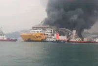 KMP Batumandi terbakar saat hendak bersandar di Pelabuhan Merak, Cilegon, Banten, Selasa (20/10/2026) sore. (Foto: Tangkapan Layar)