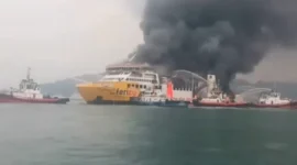 KMP Batumandi terbakar saat hendak bersandar di Pelabuhan Merak, Cilegon, Banten, Selasa (20/10/2026) sore. (Foto: Tangkapan Layar)