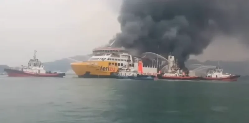KMP Batumandi terbakar saat hendak bersandar di Pelabuhan Merak, Cilegon, Banten, Selasa (20/10/2026) sore. (Foto: Tangkapan Layar)