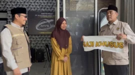 Kakanwil Kemenhaj Sumbar, M. Rifki saat melakukan sidak di sebuah travel umrah berinisial MYS, Rabu (30/9/2026). (Foto: Kemenhaj Sumbar)
