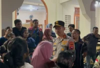Kapolda Sumbar Irjen Pol Jawari meninjau pengungsi banjir di Masjid Al-Hijrah, Jalan Raya Kampung Apa, Koto Panjang Ikua Koto, Kecamatan Koto Tangah, Sabtu (10/10/2026) malam. (Foto: Polda Sumbar)