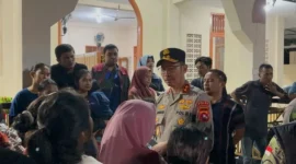 Kapolda Sumbar Irjen Pol Jawari meninjau pengungsi banjir di Masjid Al-Hijrah, Jalan Raya Kampung Apa, Koto Panjang Ikua Koto, Kecamatan Koto Tangah, Sabtu (10/10/2026) malam. (Foto: Polda Sumbar)