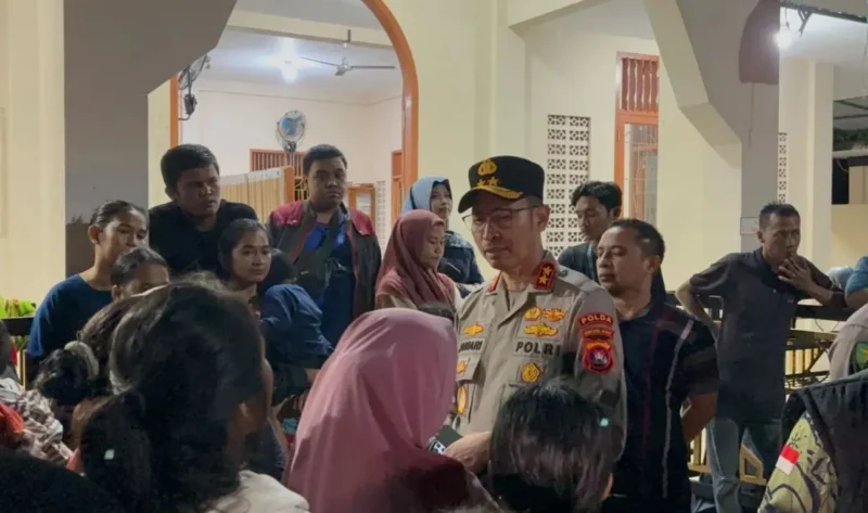 Kapolda Sumbar Irjen Pol Jawari meninjau pengungsi banjir di Masjid Al-Hijrah, Jalan Raya Kampung Apa, Koto Panjang Ikua Koto, Kecamatan Koto Tangah, Sabtu (10/10/2026) malam. (Foto: Polda Sumbar)