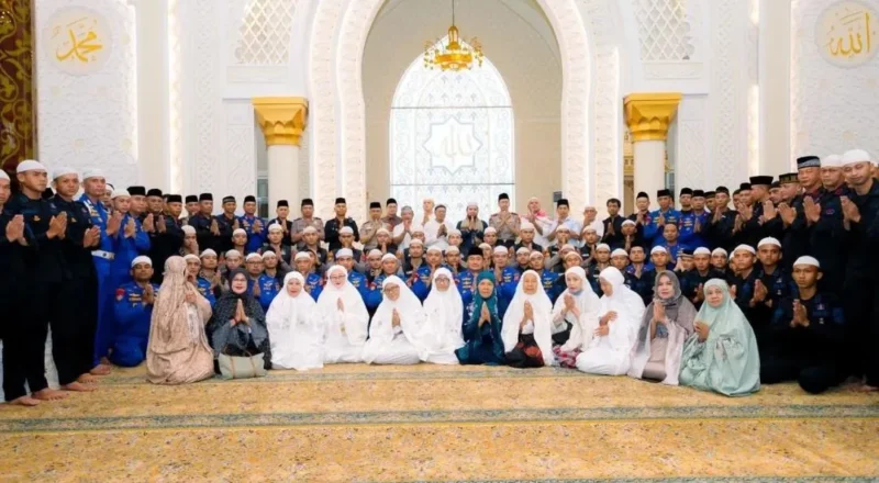 Kapolda Sumbar Irjen Pol. Jawari saat kegiatan Subuh Keliling di Masjid Al Hakim, Kota Padang, Sabtu (17/10/2026). (Foto: Polda Sumbar)