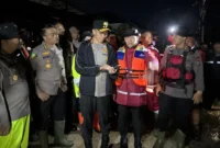 Kapolda Sumbar Irjen Pol Jawari meninjau lokasi banjir di Perumahan Lumin Park, Kecamatan Koto Tangah, Kota Padang, Sabtu (10/10/2026). (Foto: Polda Sumbar)