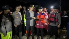 Kapolda Sumbar Irjen Pol Jawari meninjau lokasi banjir di Perumahan Lumin Park, Kecamatan Koto Tangah, Kota Padang, Sabtu (10/10/2026). (Foto: Polda Sumbar)