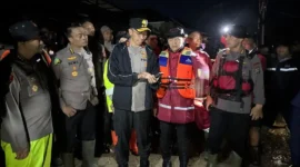 Kapolda Sumbar Irjen Pol Jawari meninjau lokasi banjir di Perumahan Lumin Park, Kecamatan Koto Tangah, Kota Padang, Sabtu (10/10/2026). (Foto: Polda Sumbar)