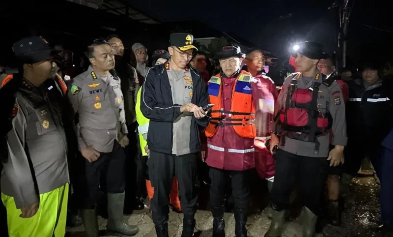 Kapolda Sumbar Irjen Pol Jawari meninjau lokasi banjir di Perumahan Lumin Park, Kecamatan Koto Tangah, Kota Padang, Sabtu (10/10/2026). (Foto: Polda Sumbar)