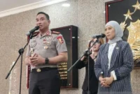 Kapolri Jenderal Pol. Suyudi Ario Seto dan Menteri Komdigi Meutya Hafid memberikan keterangan pers di Gedung Rupatama Mabes Polri, Jakarta, Selasa (27/10/2026). (Foto: TBNews)