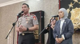 Kapolri Jenderal Pol. Suyudi Ario Seto dan Menteri Komdigi Meutya Hafid memberikan keterangan pers di Gedung Rupatama Mabes Polri, Jakarta, Selasa (27/10/2026). (Foto: TBNews)