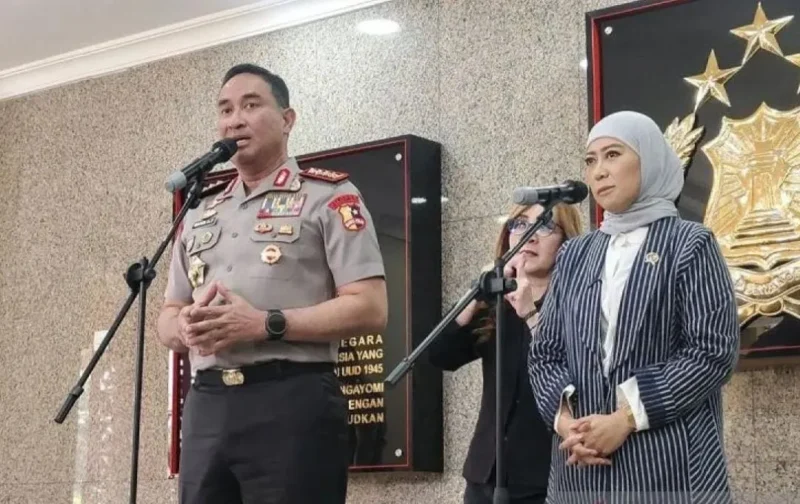 Kapolri Jenderal Pol. Suyudi Ario Seto dan Menteri Komdigi Meutya Hafid memberikan keterangan pers di Gedung Rupatama Mabes Polri, Jakarta, Selasa (27/10/2026). (Foto: TBNews)