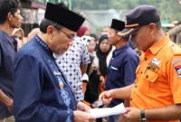 Wakil Wali Kota Padang Maigus Nasir meninjau korban kebakaran di Jalan Jawa Gadut RT 04 RW 02 Kelurahan Limau Manis Kecamatan Pauh, Selasa (13/10/2026). (Foto: Pemko Padang)