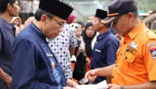 Wakil Wali Kota Padang Maigus Nasir meninjau korban kebakaran di Jalan Jawa Gadut RT 04 RW 02 Kelurahan Limau Manis Kecamatan Pauh, Selasa (13/10/2026). (Foto: Pemko Padang)