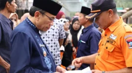 Wakil Wali Kota Padang Maigus Nasir meninjau korban kebakaran di Jalan Jawa Gadut RT 04 RW 02 Kelurahan Limau Manis Kecamatan Pauh, Selasa (13/10/2026). (Foto: Pemko Padang)