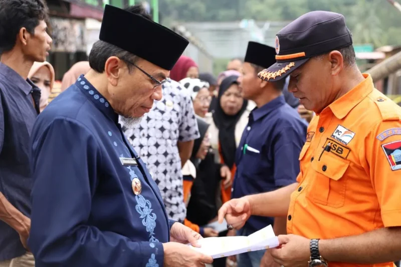 Wakil Wali Kota Padang Maigus Nasir meninjau korban kebakaran di Jalan Jawa Gadut RT 04 RW 02 Kelurahan Limau Manis Kecamatan Pauh, Selasa (13/10/2026). (Foto: Pemko Padang)