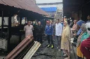 Sekretaris Daerah Kota Payakumbuh, Rida Ananda meninjau lokasi kebakaran di kawasan Los Batiah, Pasar Blok Timur, Kota Payakumbuh, Kamis (15/10/2026). (Foto: MC Payakumbuh)