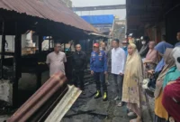Sekretaris Daerah Kota Payakumbuh, Rida Ananda meninjau lokasi kebakaran di kawasan Los Batiah, Pasar Blok Timur, Kota Payakumbuh, Kamis (15/10/2026). (Foto: MC Payakumbuh)