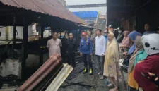 Sekretaris Daerah Kota Payakumbuh, Rida Ananda meninjau lokasi kebakaran di kawasan Los Batiah, Pasar Blok Timur, Kota Payakumbuh, Kamis (15/10/2026). (Foto: MC Payakumbuh)