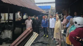 Sekretaris Daerah Kota Payakumbuh, Rida Ananda meninjau lokasi kebakaran di kawasan Los Batiah, Pasar Blok Timur, Kota Payakumbuh, Kamis (15/10/2026). (Foto: MC Payakumbuh)
