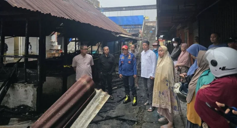 Sekretaris Daerah Kota Payakumbuh, Rida Ananda meninjau lokasi kebakaran di kawasan Los Batiah, Pasar Blok Timur, Kota Payakumbuh, Kamis (15/10/2026). (Foto: MC Payakumbuh)