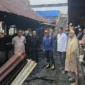 Sekretaris Daerah Kota Payakumbuh, Rida Ananda meninjau lokasi kebakaran di kawasan Los Batiah, Pasar Blok Timur, Kota Payakumbuh, Kamis (15/10/2026). (Foto: MC Payakumbuh)