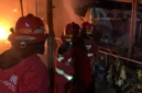 Petugas Damkar Padang berjibaku memadamkan api yang menghanguskan sebuah rumah dan depot air minum di Jalan Lolong Karan, RT 002 RW 002, Kelurahan Sungai Sapih, Kecamatan Kuranji, Kota Padang, Selasa malam (13/10/2026). (Foto: Dinas Damkar Padang)