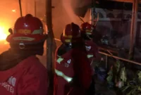 Petugas Damkar Padang berjibaku memadamkan api yang menghanguskan sebuah rumah dan depot air minum di Jalan Lolong Karan, RT 002 RW 002, Kelurahan Sungai Sapih, Kecamatan Kuranji, Kota Padang, Selasa malam (13/10/2026). (Foto: Dinas Damkar Padang)
