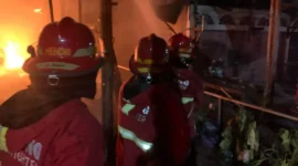Petugas Damkar Padang berjibaku memadamkan api yang menghanguskan sebuah rumah dan depot air minum di Jalan Lolong Karan, RT 002 RW 002, Kelurahan Sungai Sapih, Kecamatan Kuranji, Kota Padang, Selasa malam (13/10/2026). (Foto: Dinas Damkar Padang)