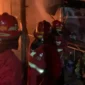 Petugas Damkar Padang berjibaku memadamkan api yang menghanguskan sebuah rumah dan depot air minum di Jalan Lolong Karan, RT 002 RW 002, Kelurahan Sungai Sapih, Kecamatan Kuranji, Kota Padang, Selasa malam (13/10/2026). (Foto: Dinas Damkar Padang)